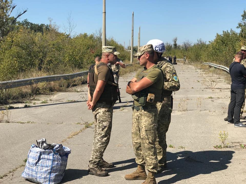 Представники т.з. “ЛНР” віддали українському омбудсмену 54 в’язня. Одного з них одразу ж звільнять