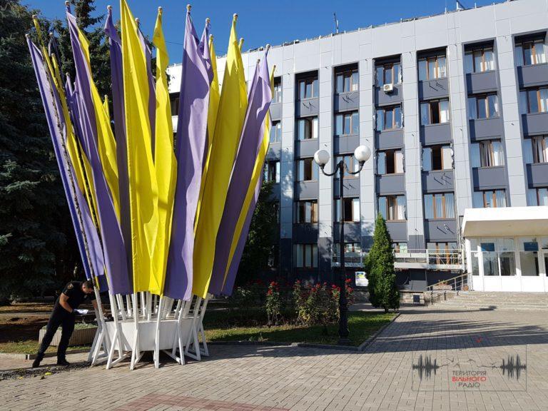 В Бахмуті вночі підпалили державні прапори під міськрадою (ФОТО)