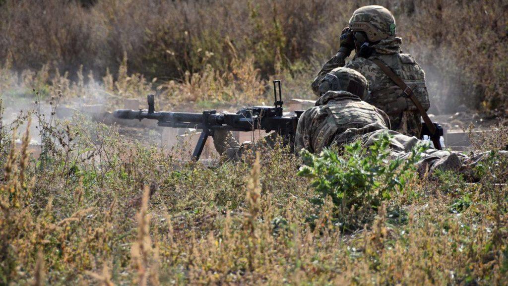 На Донбасі втрати: снайпер бойовиків вицілював бійців ЗСУ. Двоє загинули, ще п’ять поранені