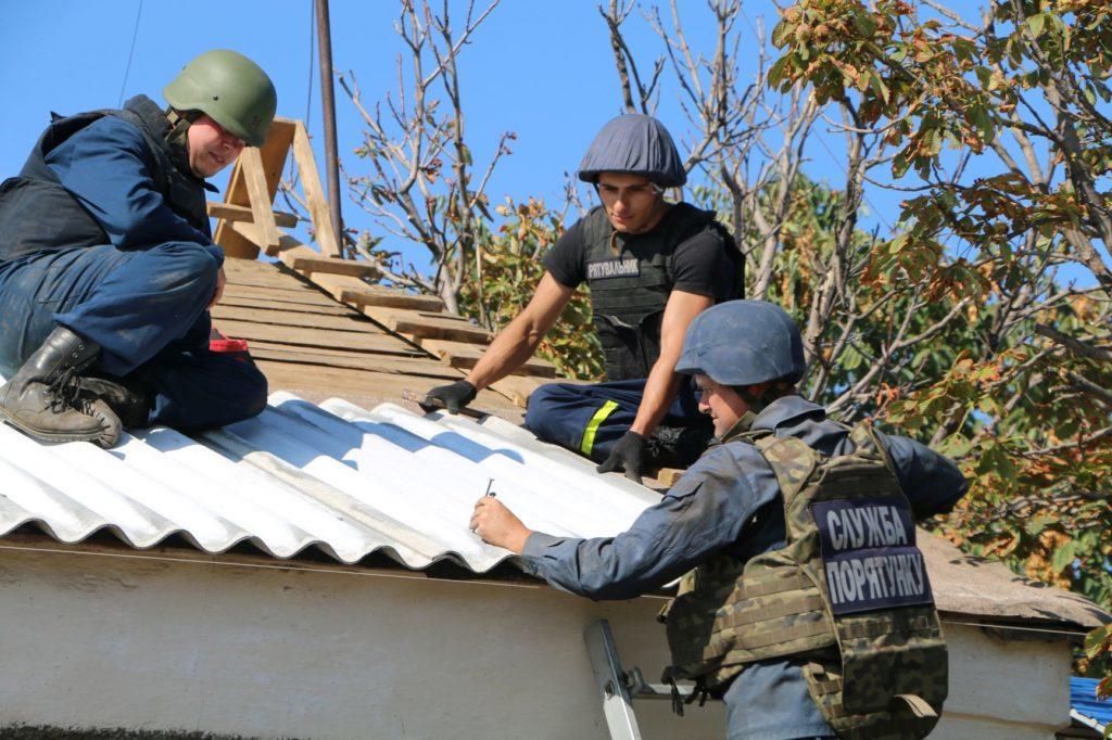 Рятувальники ДСНС продовжують відбудовувати житло на Донбасі