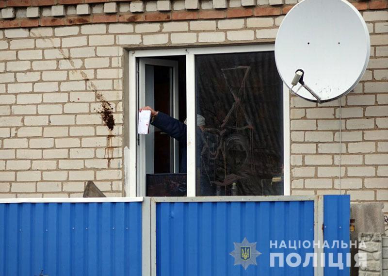 Спецоперація на Донеччині: затримали чоловіка, який кидався на поліцейських з сапкою (ФОТО)