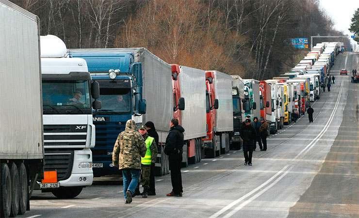 В Донецькій області за рік оштрафували майже 150 водіїв фур, які руйнували дороги