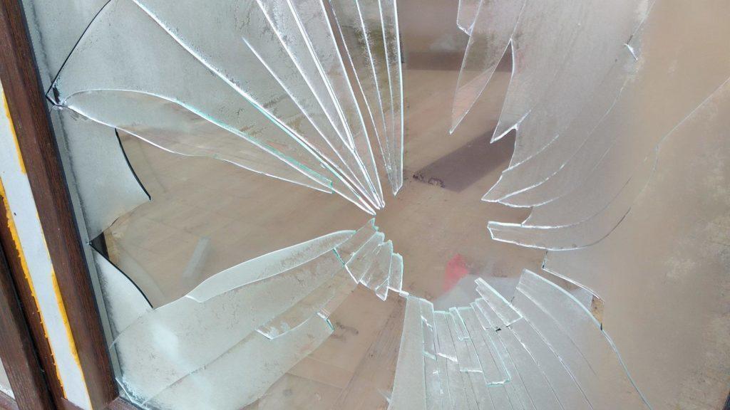 Неизвестные разбили окна в недостроенном детском кафе в Бахмуте