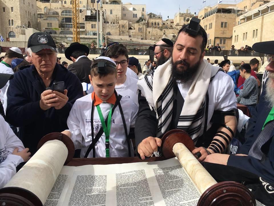 Зберігаючи традиції: 10 підлітків з Донеччини безкоштовно відсвяткують “повноліття” в Ізраїлі