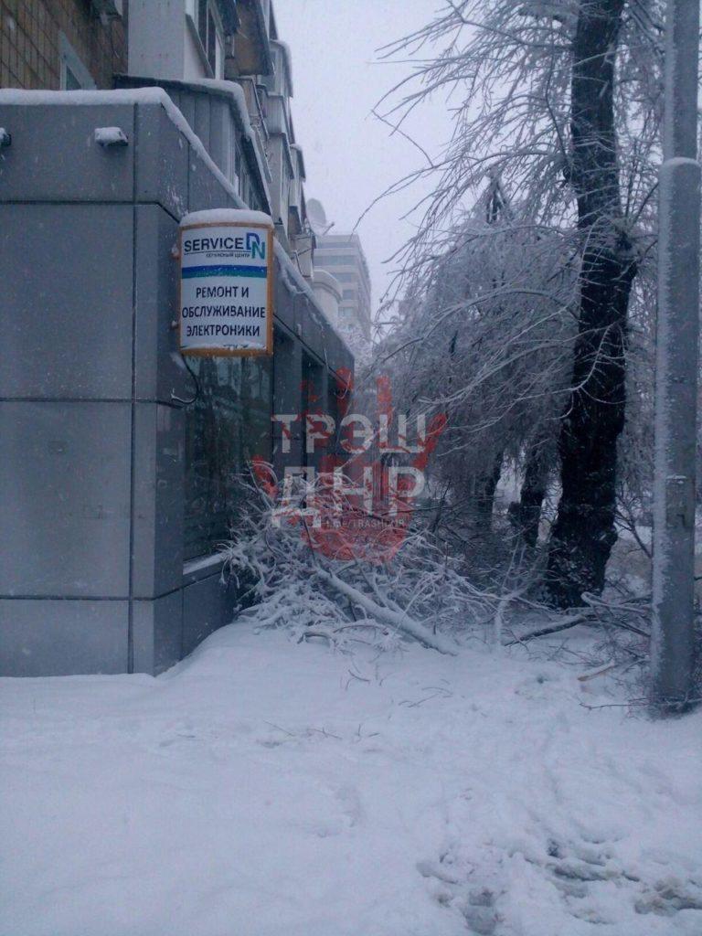Наслідки негоди: 50 міст Донеччини частково без світла, десятки машин в снігу (ФОТО) 7