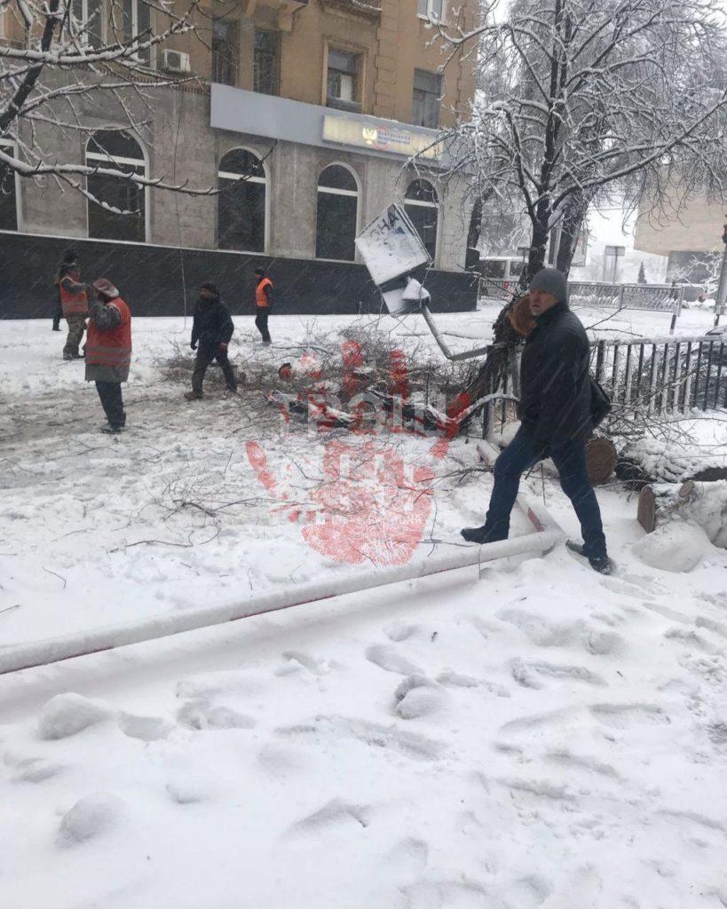 Наслідки негоди: 50 міст Донеччини частково без світла, десятки машин в снігу (ФОТО) 6