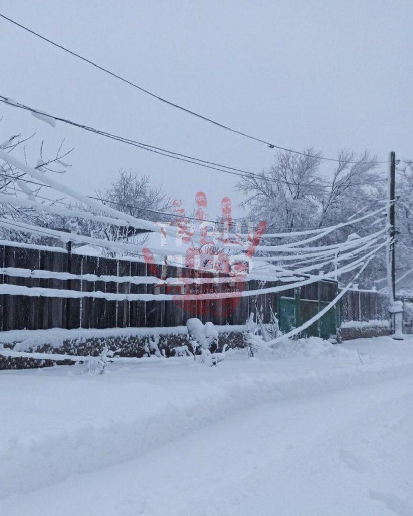 Наслідки негоди: 50 міст Донеччини частково без світла, десятки машин в снігу (ФОТО) 5