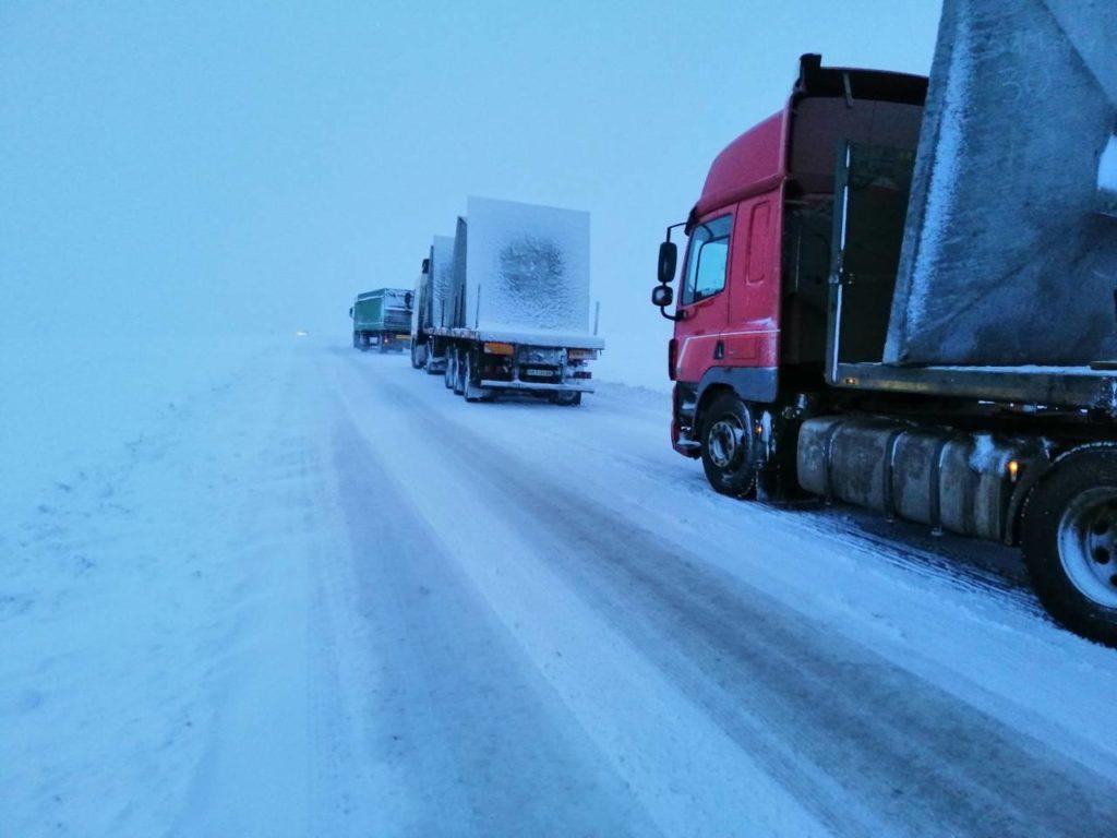 Наслідки негоди: 50 міст Донеччини частково без світла, десятки машин в снігу