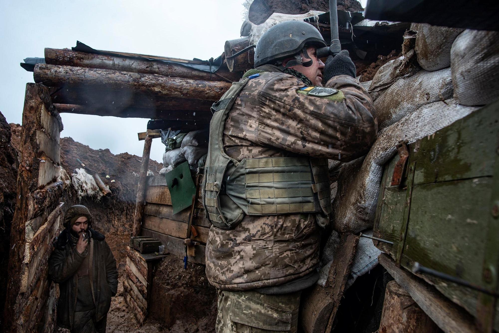 Он сумел выбраться из окружения. Украинские солдаты на Донбассе 2014.