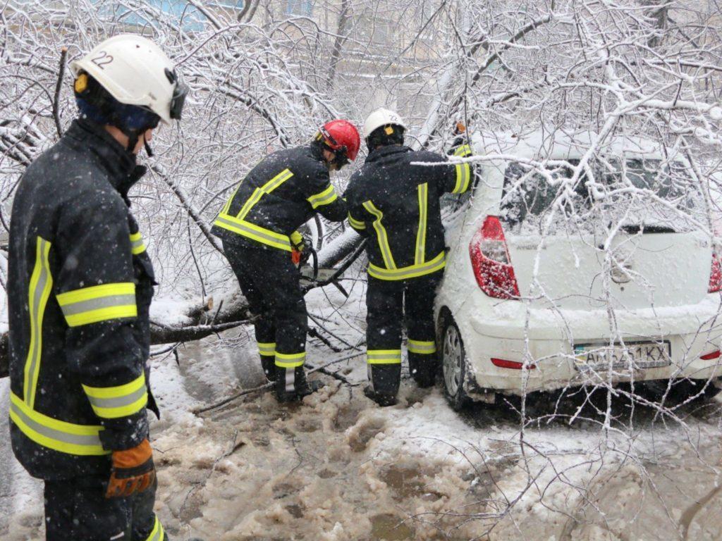 Наслідки негоди: 50 міст Донеччини частково без світла, десятки машин в снігу (ФОТО) 2
