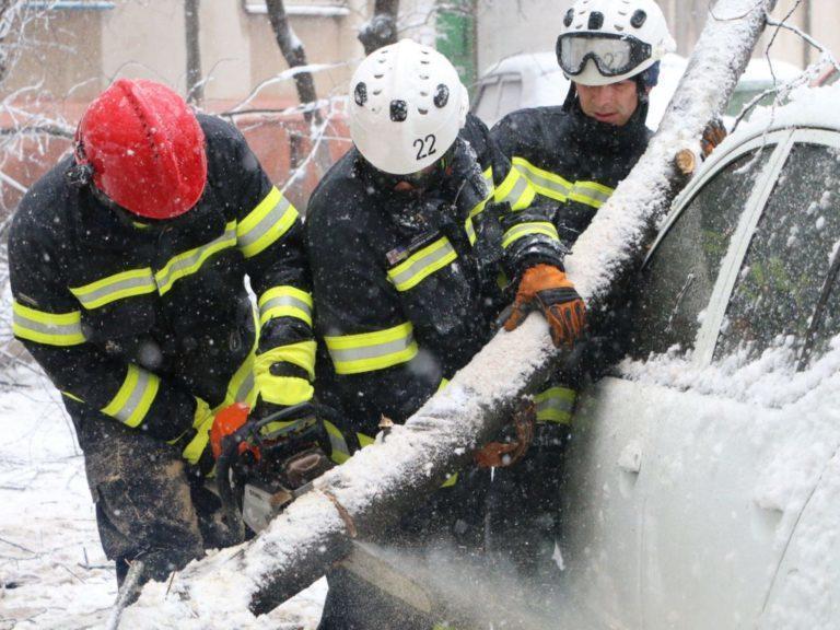 Наслідки негоди: 50 міст Донеччини частково без світла, десятки машин в снігу (ФОТО)