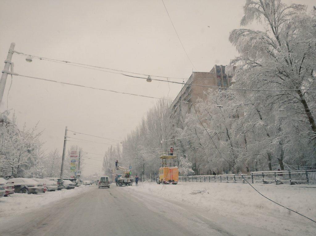Наслідки негоди: 50 міст Донеччини частково без світла, десятки машин в снігу (ФОТО) 4