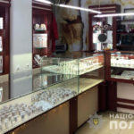 В Торецьку обікрали ювелірний магазин. Ймовірних грабіжників затримали (фото)