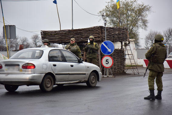 Нацгвардійці на Луганщині затримали ймовірного бойовика. Його передали поліції