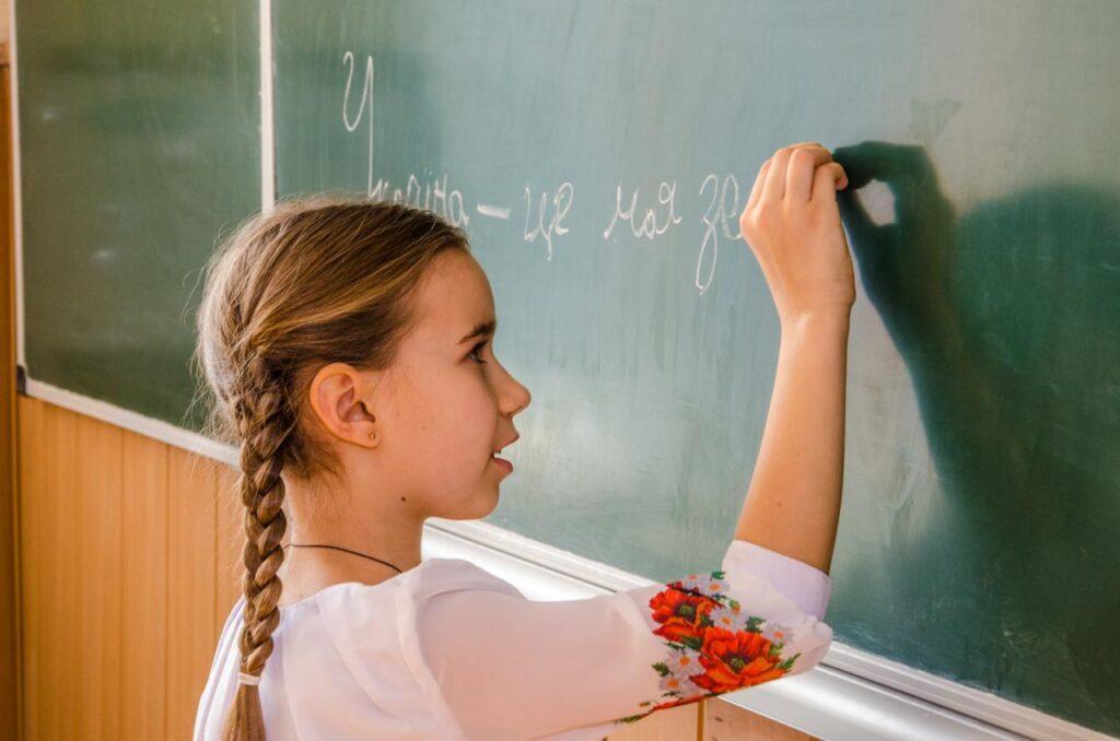 На Донеччині залишається три школи, де навчають російською мовою, — ДонОДА