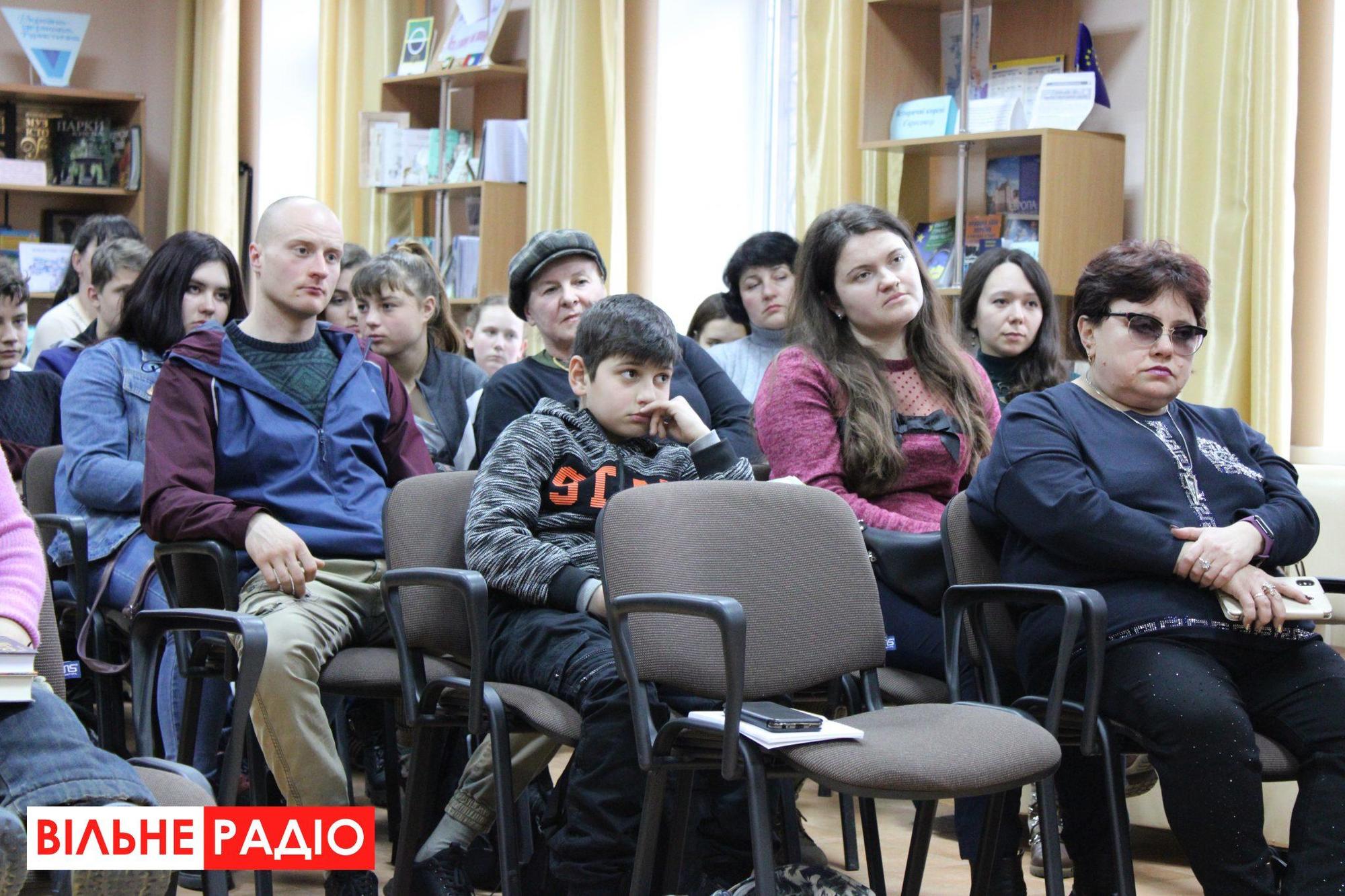 Відомі українські автори приїхали до Бахмута, щоб навчити школярів писати рецензії на книжки