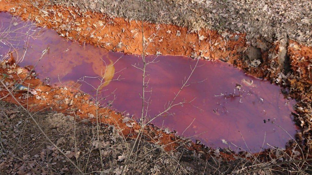 Водоймище поблизу шахти в Єнакієвому стало помаранчевим. Що це означає та чим загрожує (фото) 