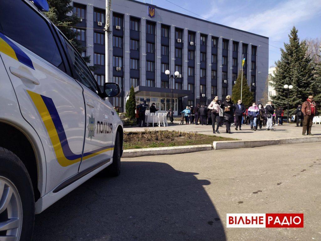 На Донеччині попри карантин півсотні торгівців вийшли на мітинг проти заборони ринків (ФОТО)