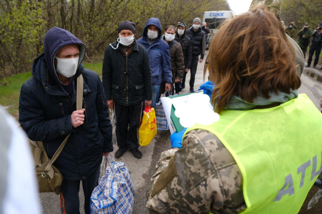 Освобожденные пленные проходят обсервацию в Донецкой области