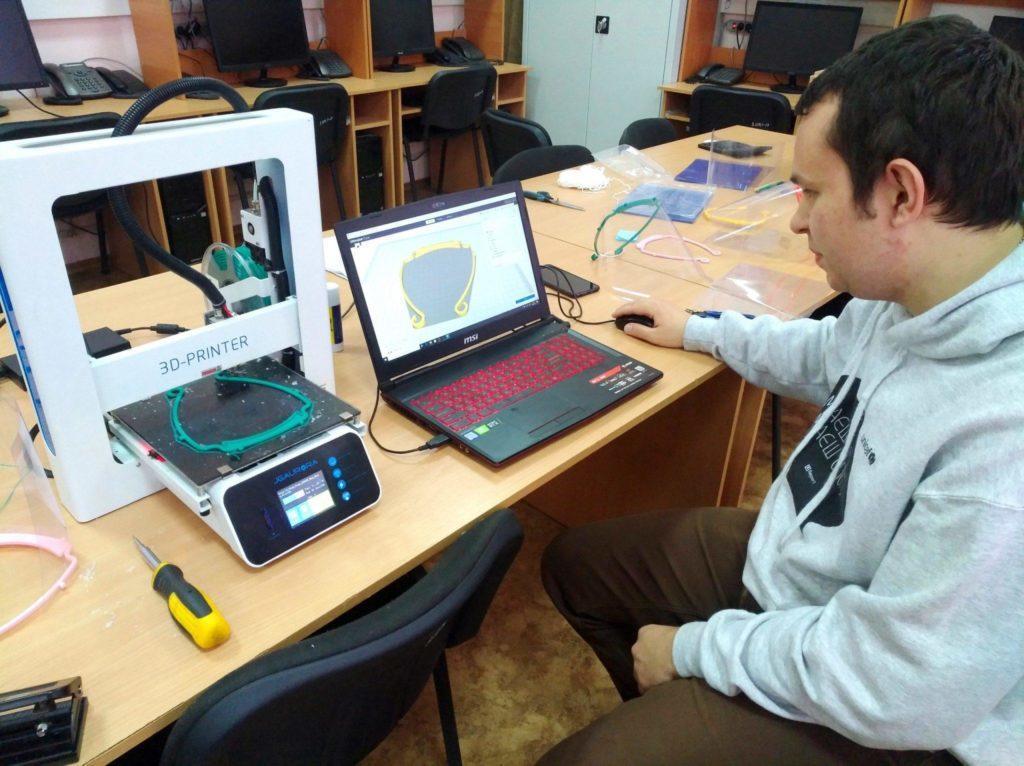 В Покровске студенты печатают на 3D принтере защитные экраны для медиков Донетчины