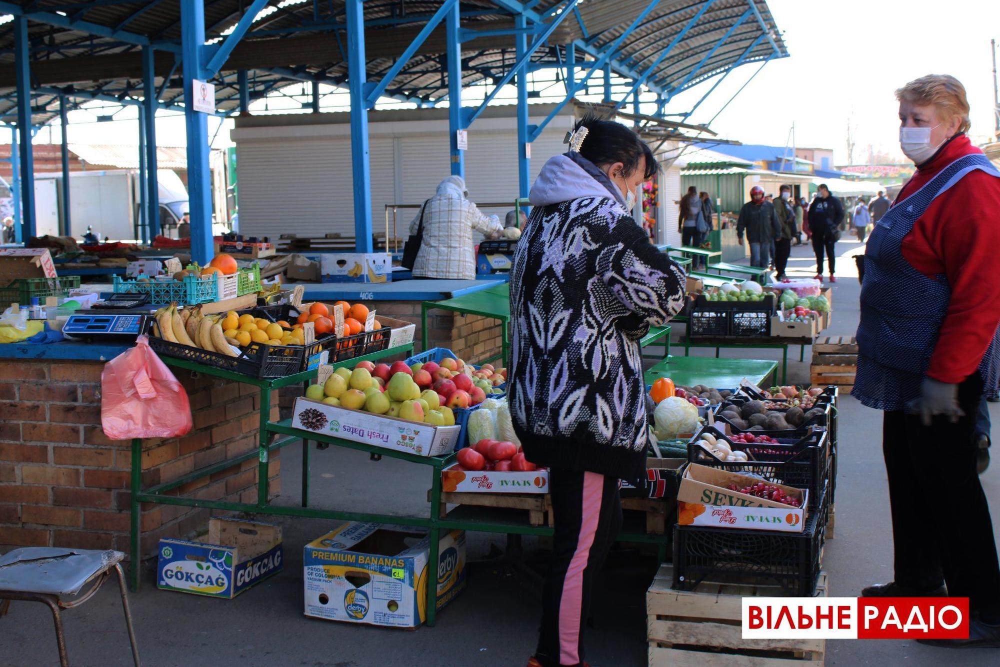 “Несанкціонована торгівля”: Центральний ринок Бахмута працює попри заборону (ФОТО)