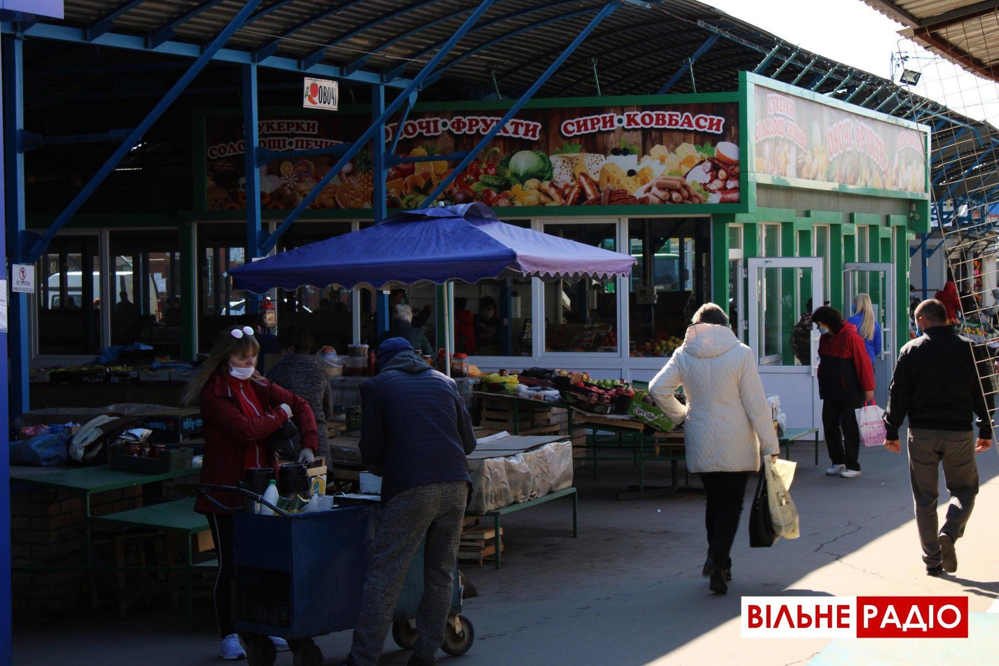 “Несанкціонована торгівля”: Центральний ринок Бахмута працює попри заборону (ФОТО)