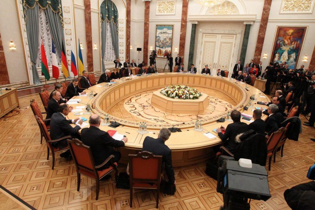 Президент оновив склад української делегації на переговорах по Донбасу в Мінську (Список)