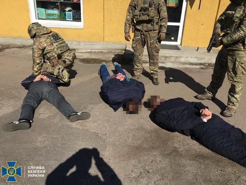 Двух правоохранителей из Донецкой области поймали на взятке (ФОТО)