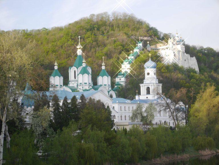 Святогірська лавра продовжує порушувати карантин (ФОТО, ВІДЕО)