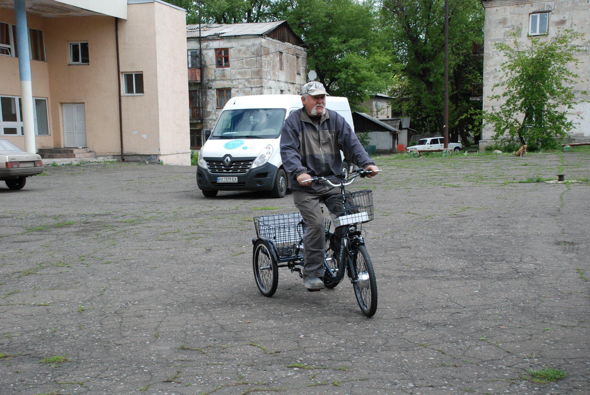 Соцпрацівникам прифронтових селищ Донбасу подарують 75 електровелосипедів