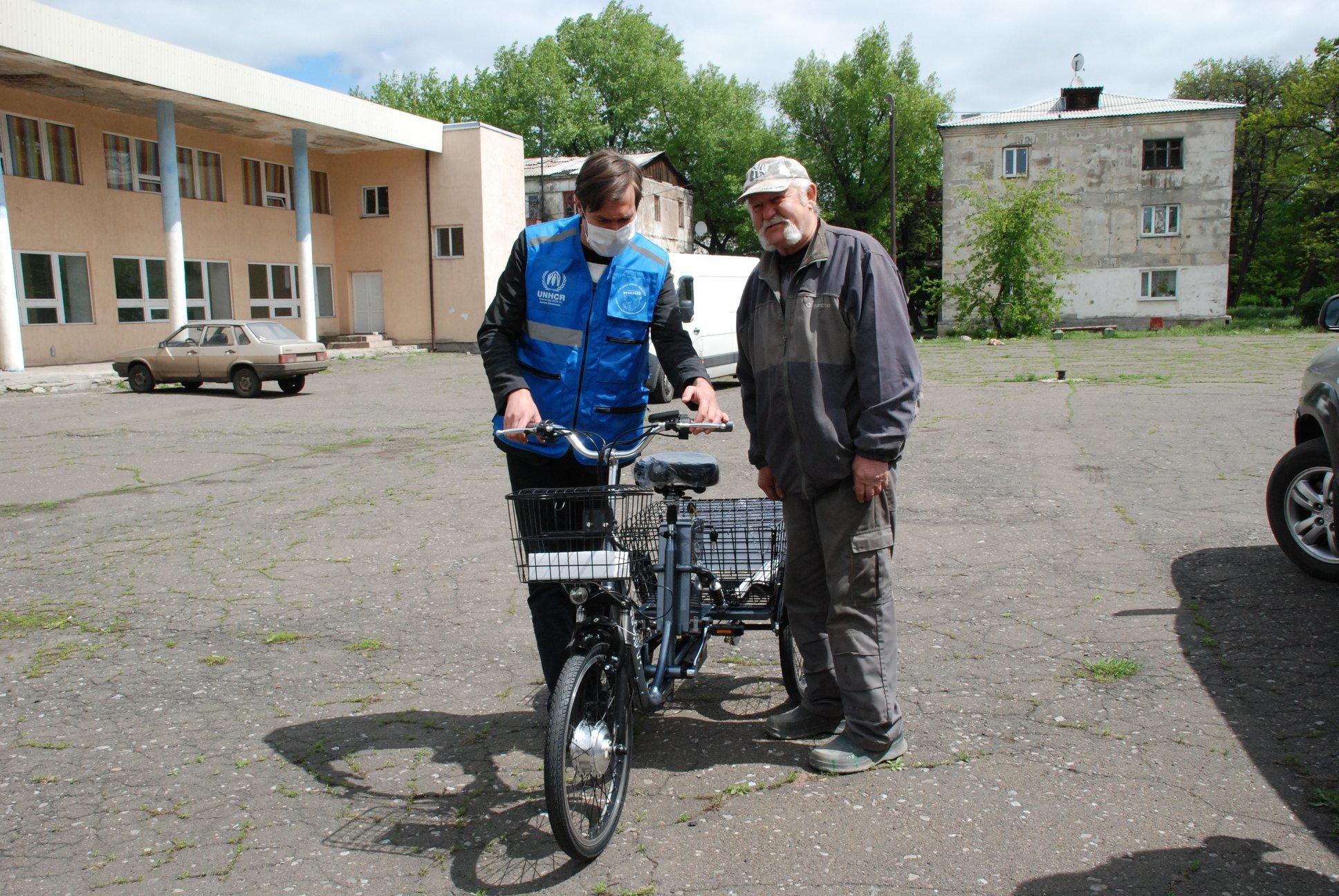 Соцпрацівникам прифронтових селищ Донбасу подарують 75 електровелосипедів
