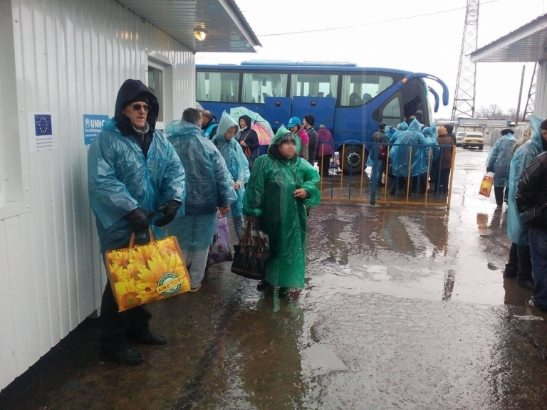 Сьогодні поки можна пройти лінію зіткнення лише через “Станицю Луганську”. А завтра можна буде і через “Новотроїцьке”