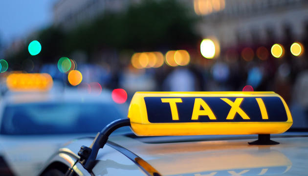 В Украине таксистам разрешили ездить по полосе общественного транспорта
