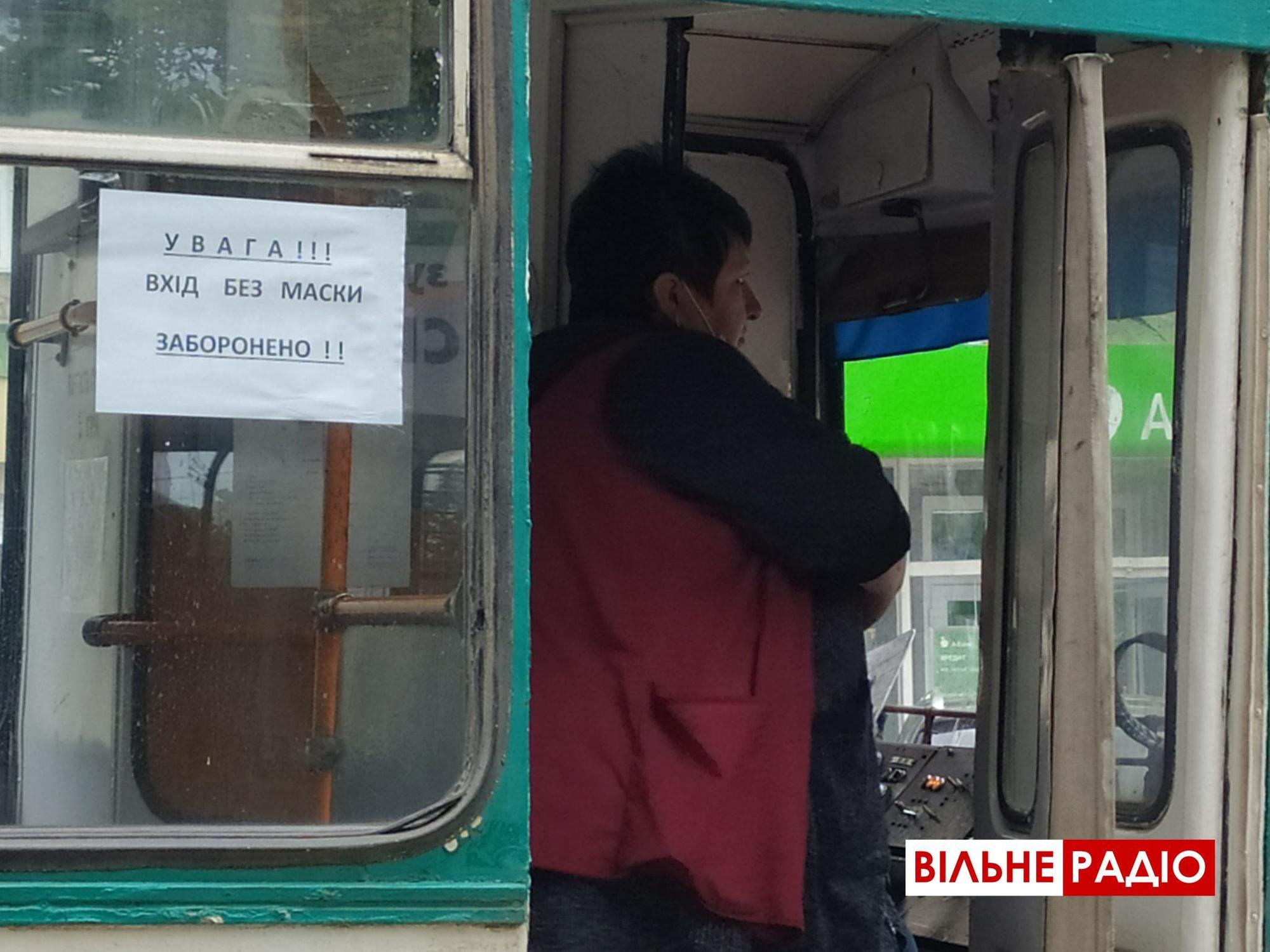 З масками та дезинфекцією поручнів: Тролейбуси та маршрутки Бахмута повернулись на маршрут (ФОТО)