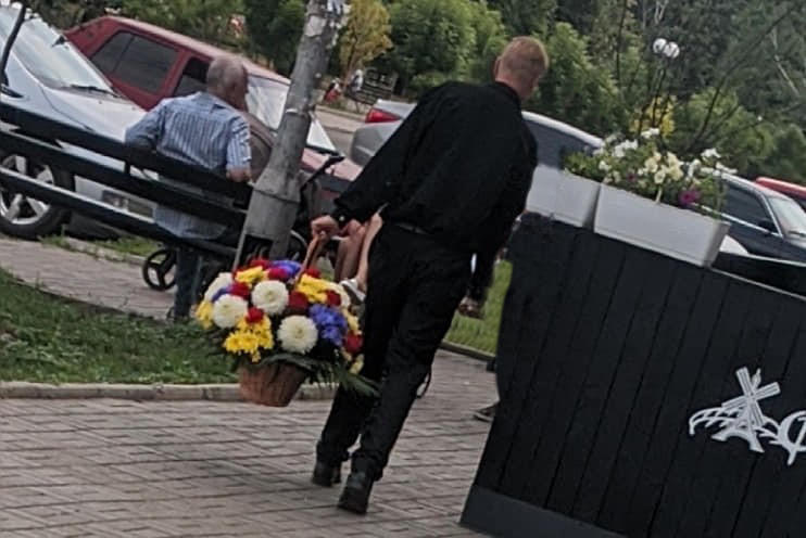 Гостя Бахмута поймали на краже букета цветов с “Мемориала Славы”. Его будут судить