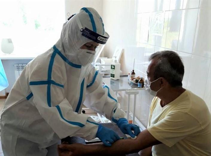 медпрацівник захисний костюм коронавірус