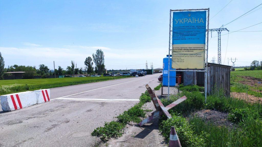Через лінії розмежування на Донбасі вільно не пропускають. Всі КПВВ працюють з обмеженнями