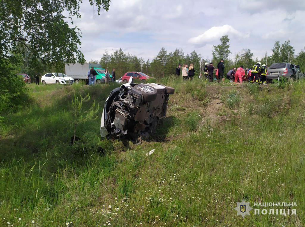 На Донеччині зіткнулися 2 легковики. В аварії загинув пасажир, а його 5-річну доньку і дружину госпіталізували