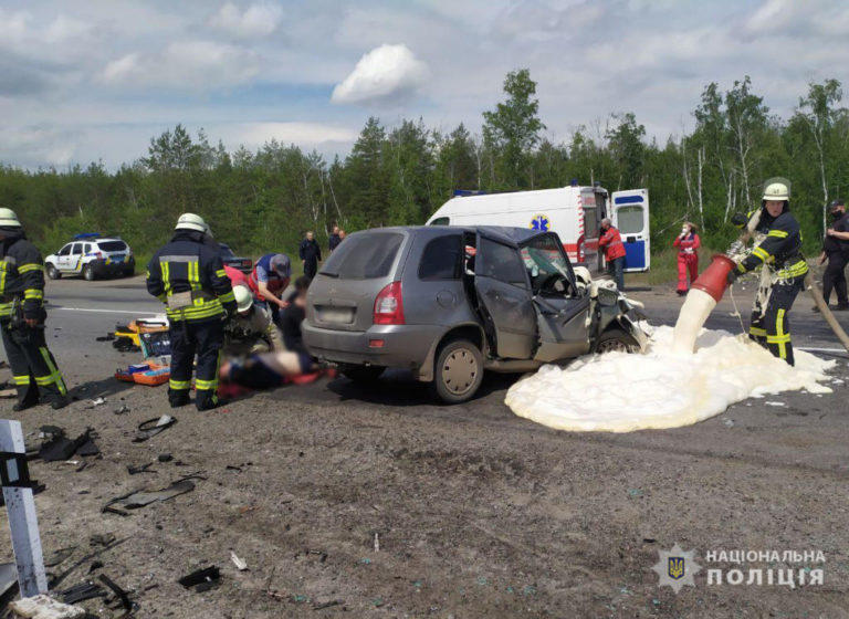 На Донеччині зіткнулися 2 легковики. В аварії загинув пасажир, а його 5-річну доньку і дружину госпіталізували