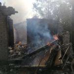 Міни бойовиків знову долетіли в житловий квартал. Через обстріл на Донеччині згоріли 2 будинки