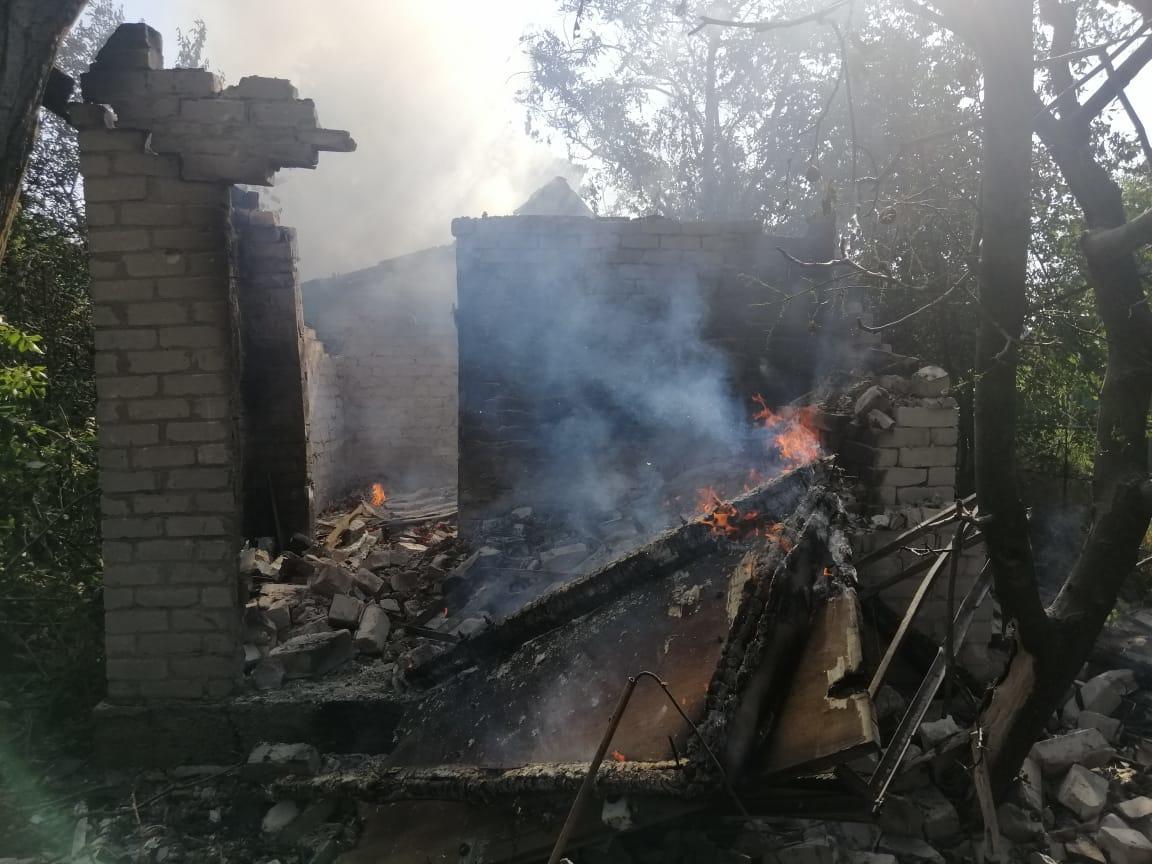Міни бойовиків знову долетіли в житловий квартал. Через обстріл на Донеччині згоріли 2 будинки