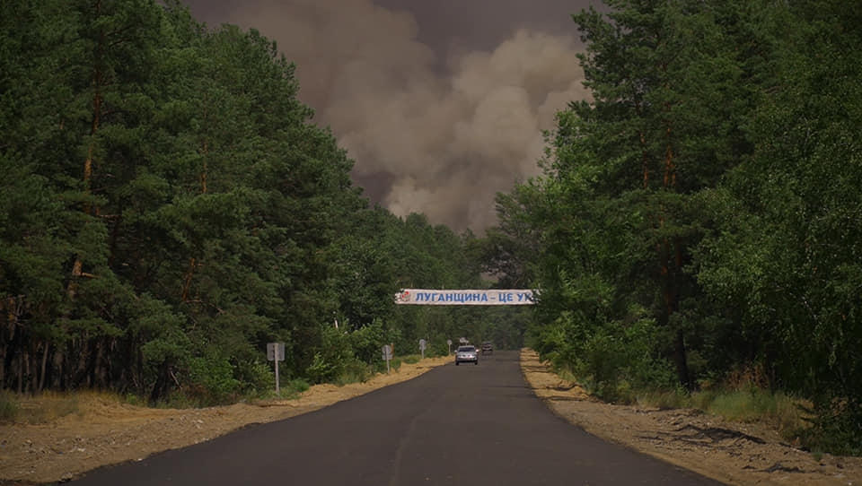 “Кусочек ада на земле”: каким благотворитель из Донетчины увидел пожар под Северодонецком