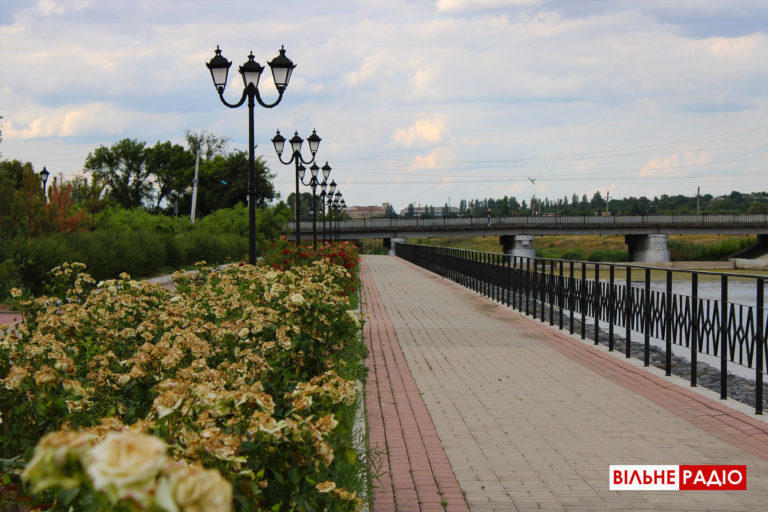 Із краси у бур’яни: На бахмутській набережній, яку побудували за 13 млн грн, посохли квіти, рослини і дерева