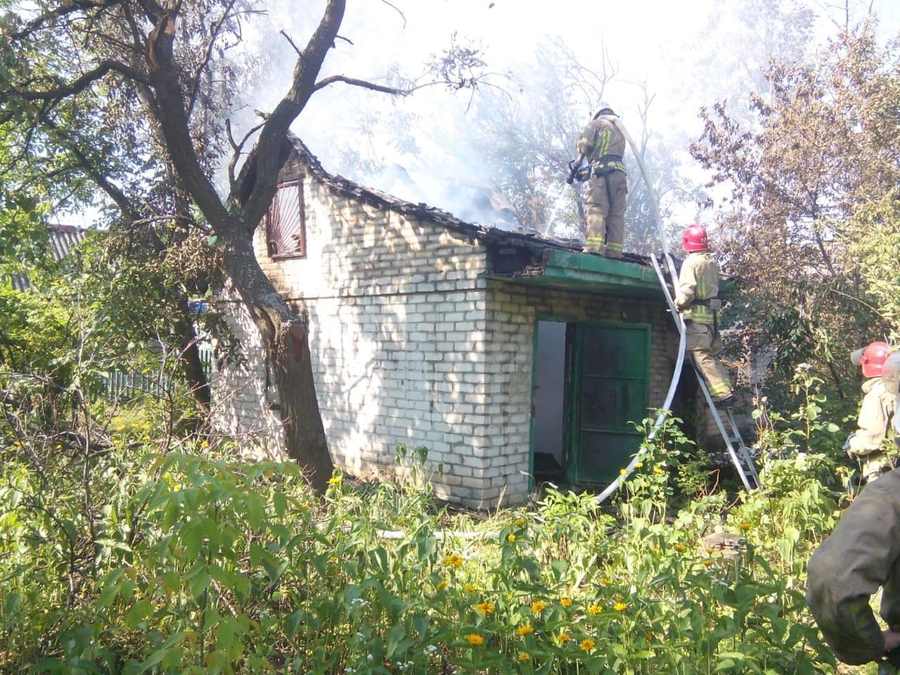 Мины боевиков снова долетели в жилой квартал. Из-за обстрела в Донецкой области сгорели 2 дома