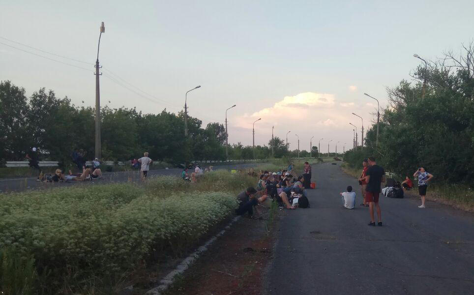 Людей, которые застряли между “Новотроицким” и “Еленовкой”, избили боевики