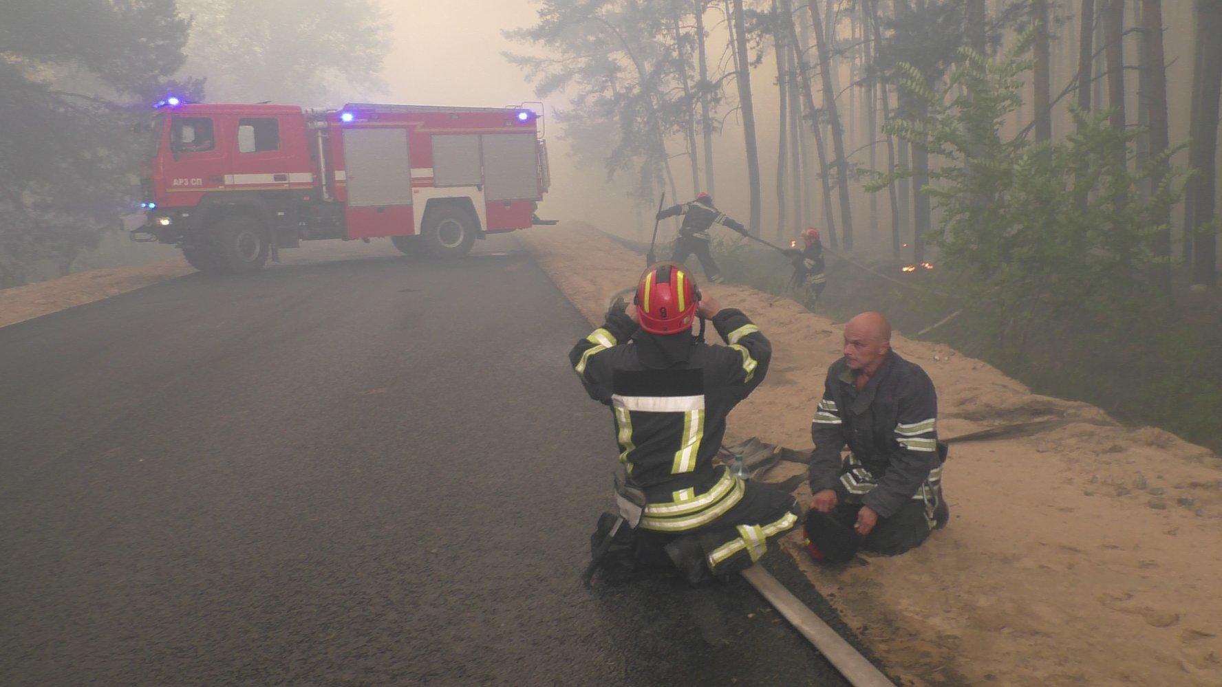 "Кусочек ада на земле": каким благотворитель из Донетчины увидел пожар под Северодонецком