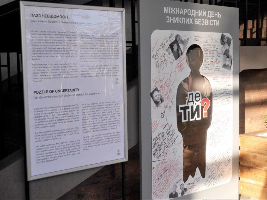 В Бахмуте появилась инсталляция о пропавших без вести на Донбассе людях