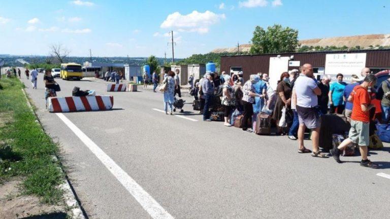 У понеділок лінію розмежування на сході можна перейти на двох КПВВ