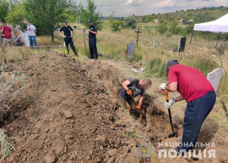 В Слов’янську поліцейські провели ексгумацію тіл загиблих під час окупації міста (ФОТО, ВІДЕО)