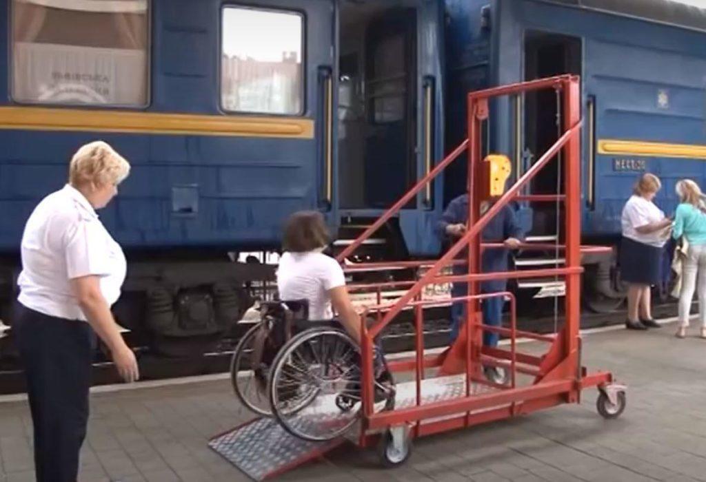 На залізничних станціях великих міст сходу з’являться підйомники для людей на візках